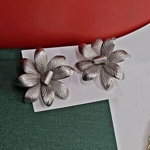 Vintage Silver Tone Floral Clip On  Earrings